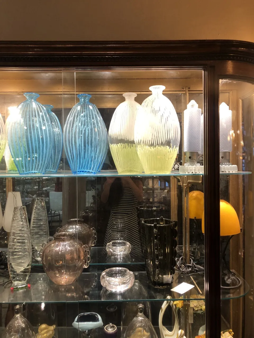 antiker murano-glas vase in vitrine mit anderen gegenständen