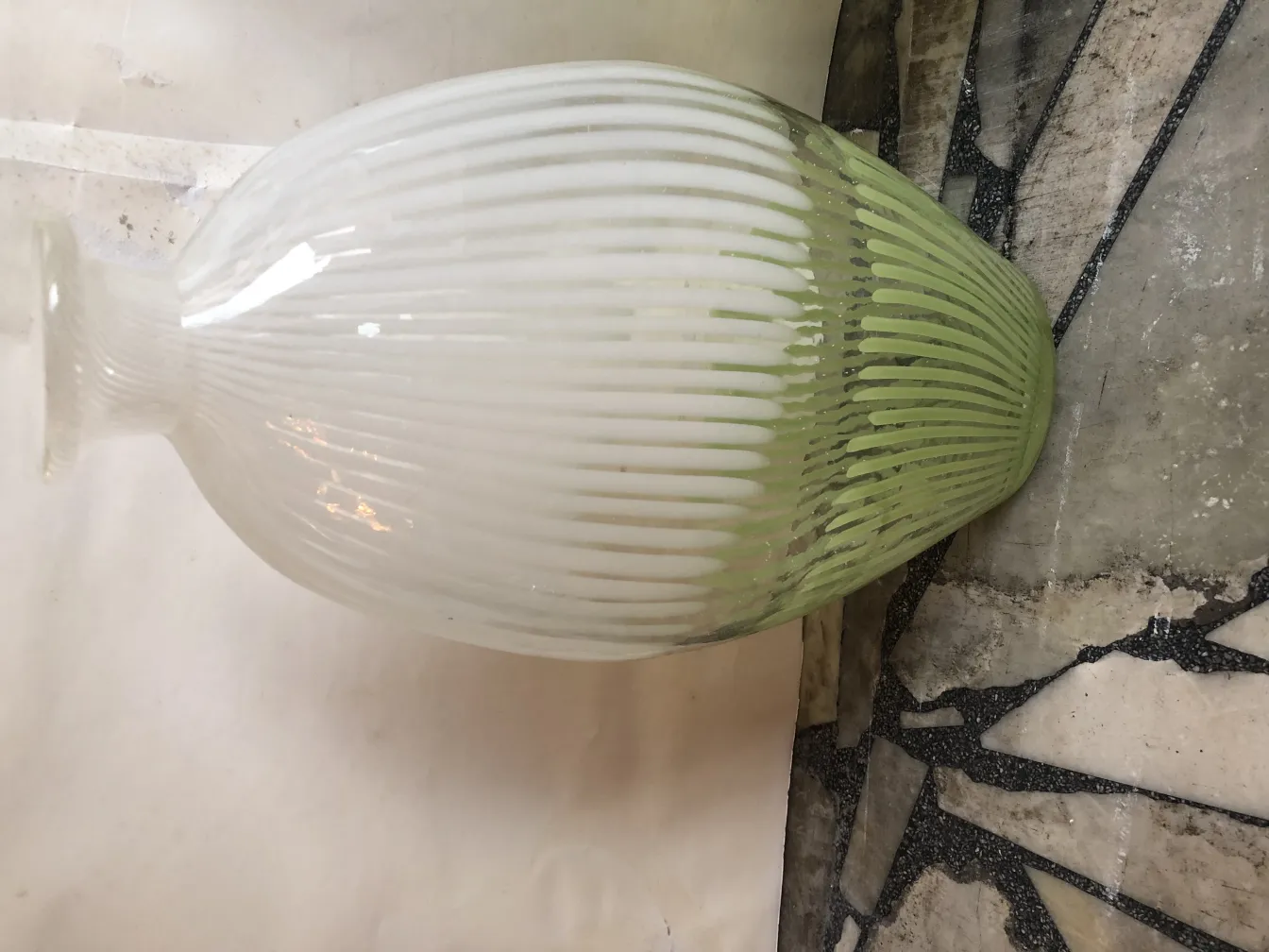 vase murano de forme élégante avec un design distinctif et attrayant, parfait pour la décoration
