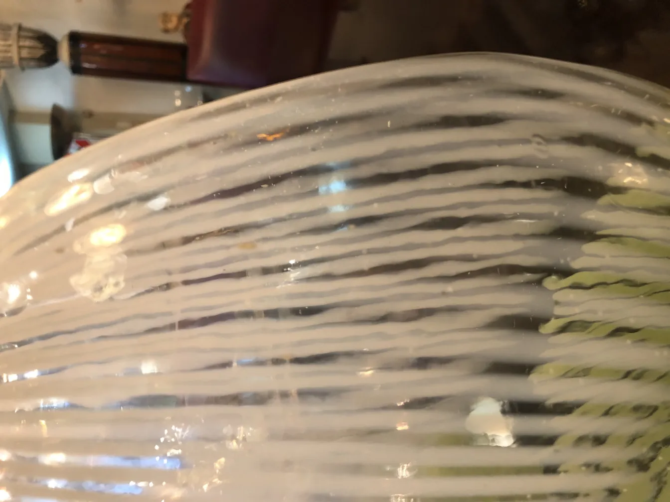 带有白色和绿色装饰的穆拉诺花瓶，放在经典环境中