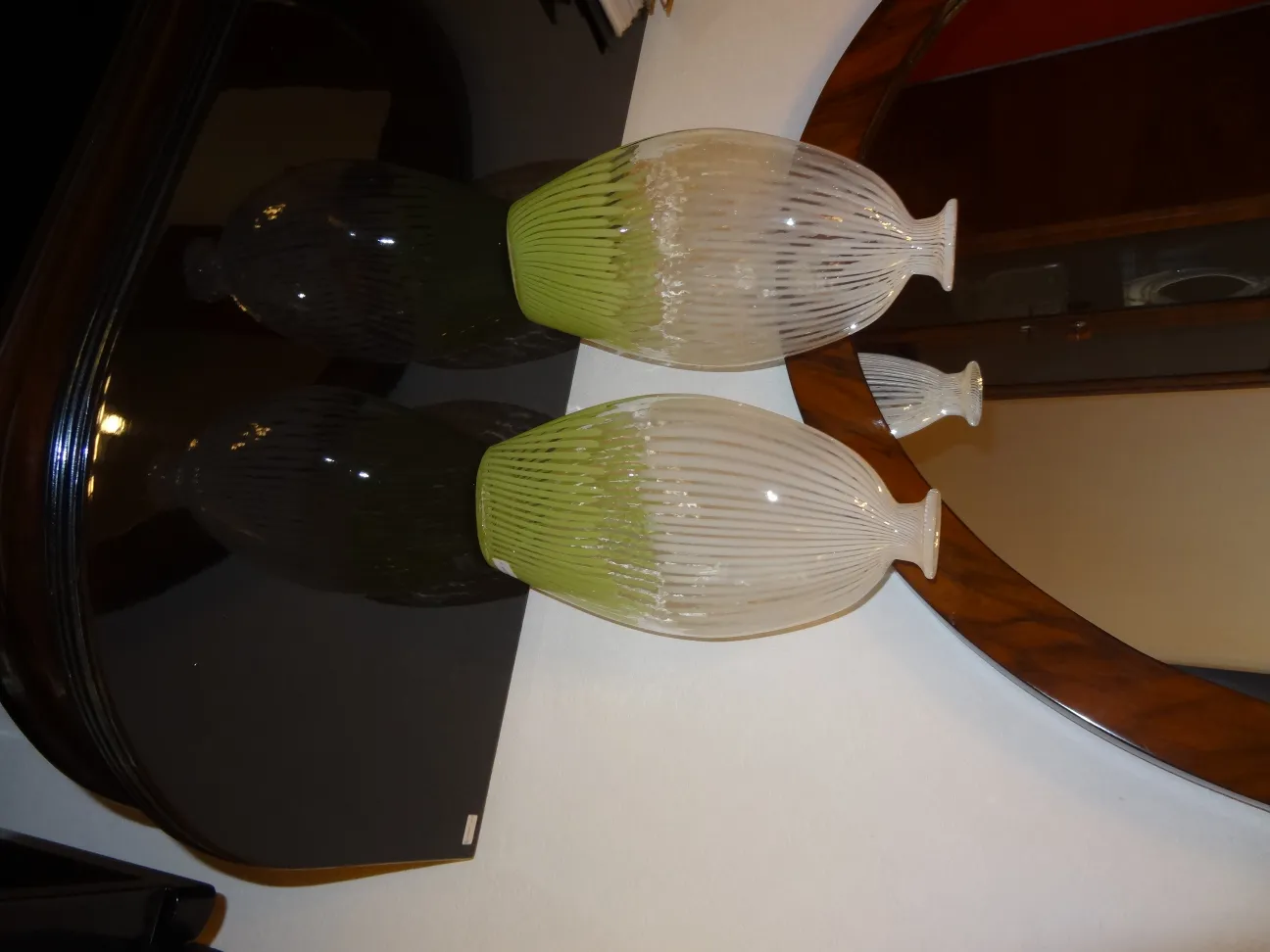 Florero de Murano antiguo con detalles decorativos en un ambiente elegante.