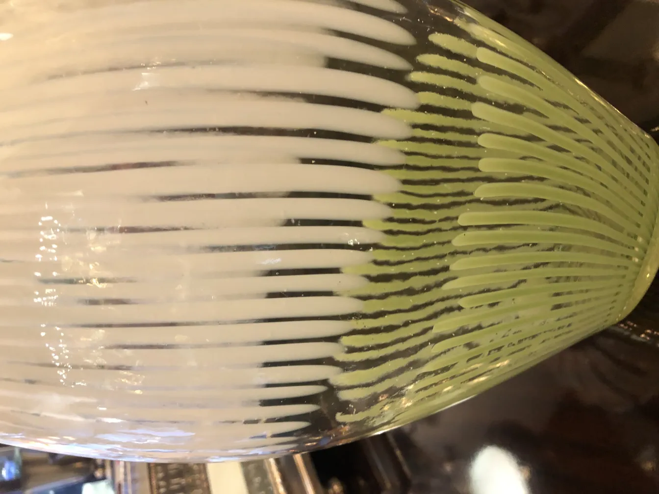 पुराना-मुरानो-फूलदान-हरे-और-सफेद-डिजाइन-गहरे-पीछे.