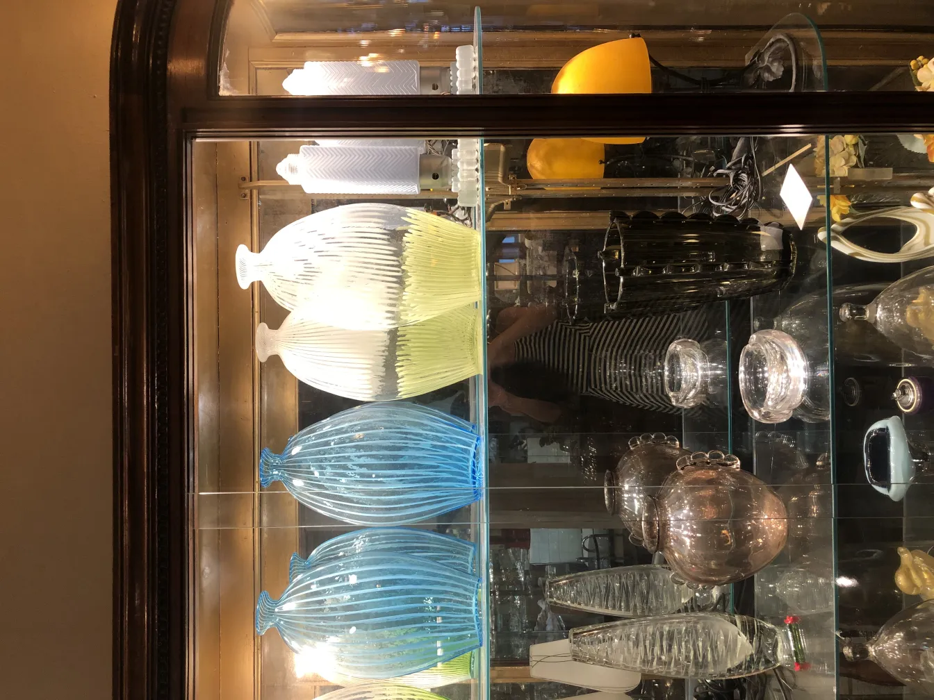 vaso de murano antigo em cores brilhantes, decorativo, em vitrine