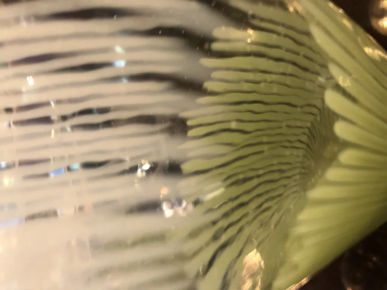 vase di murano antico con strisce luminose distintive su sfondo scuro