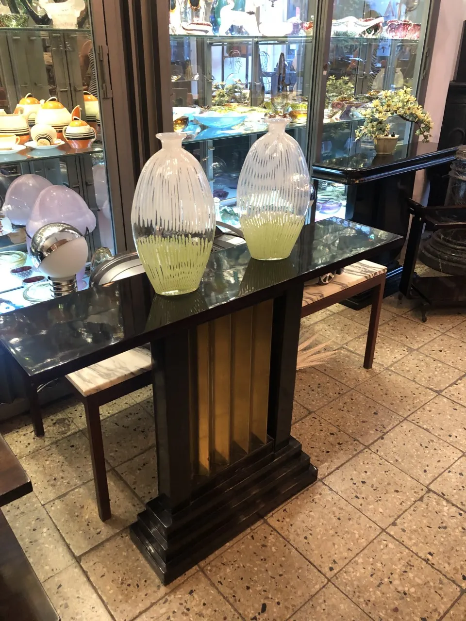 装饰性的古老穆拉诺花瓶，带有浅色细节，放在桌子上