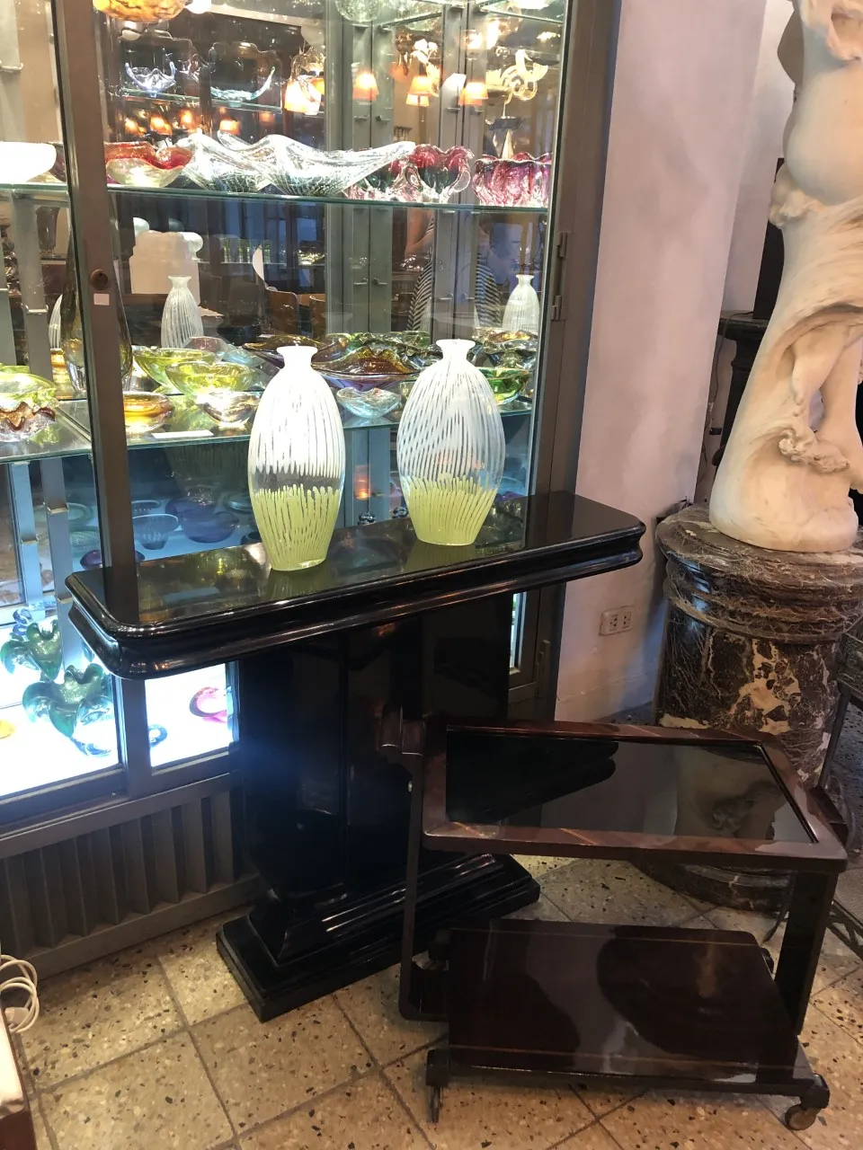 Vaso di Murano antico con design distintivo, decorativo, su scaffale.