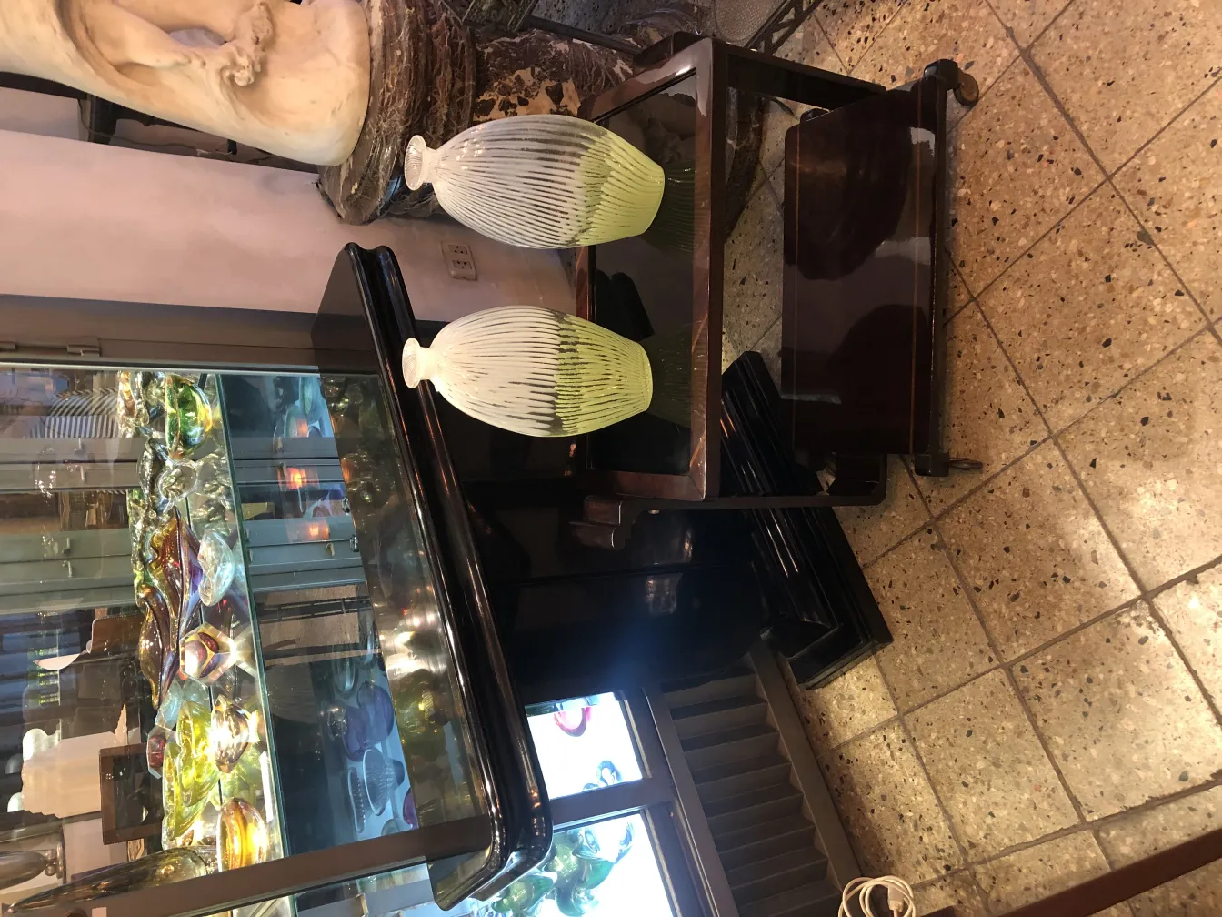 白色和绿色的古典穆拉诺花瓶在展台上