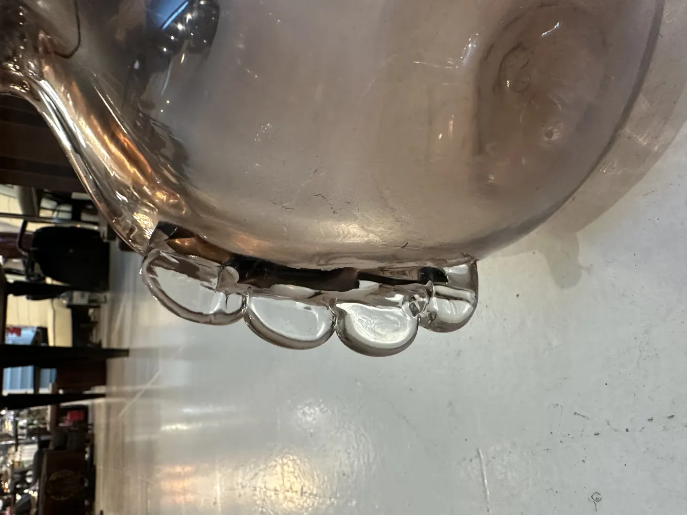 Vaso antigo de Murano com design exclusivo e elegante, em um ambiente clássico.