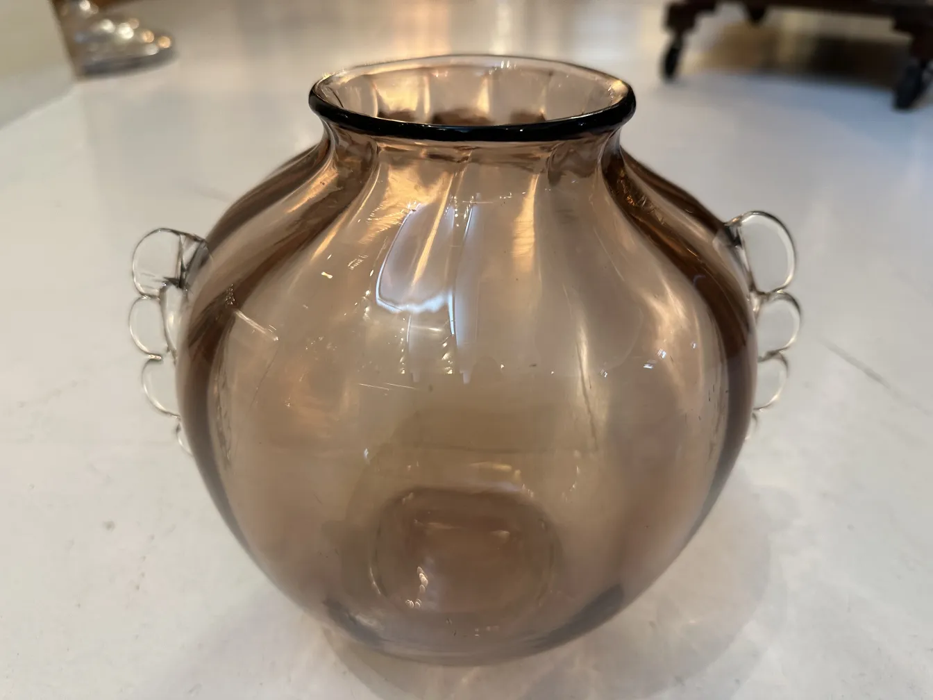 vase di murano antico con design curvo elegante e manici