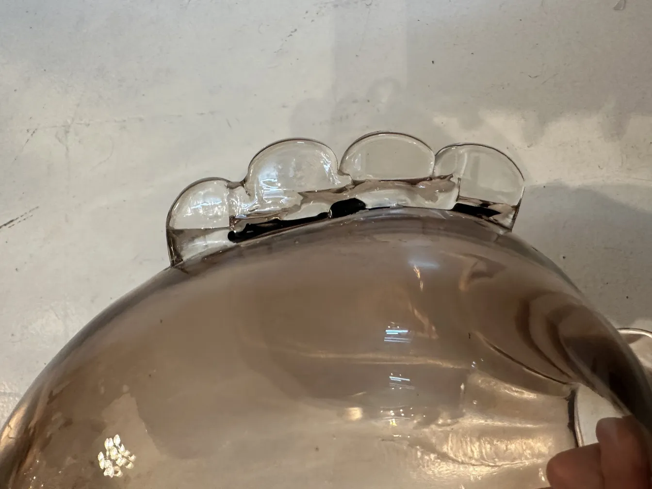 古老的穆拉诺花瓶，带波浪边缘