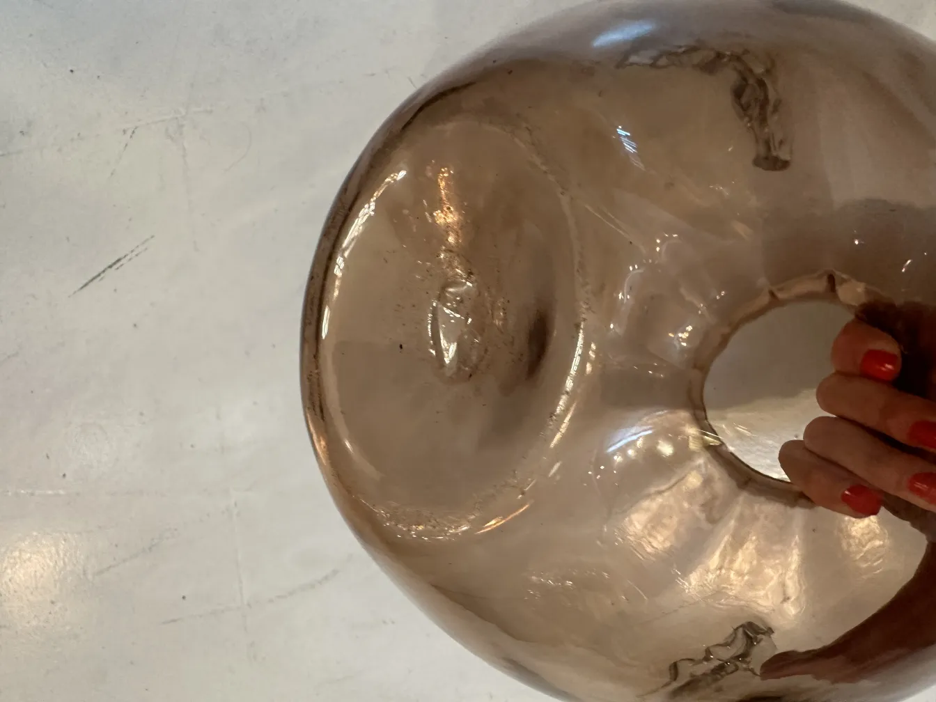 florero de murano antiguo con forma esférica sobre superficie blanca