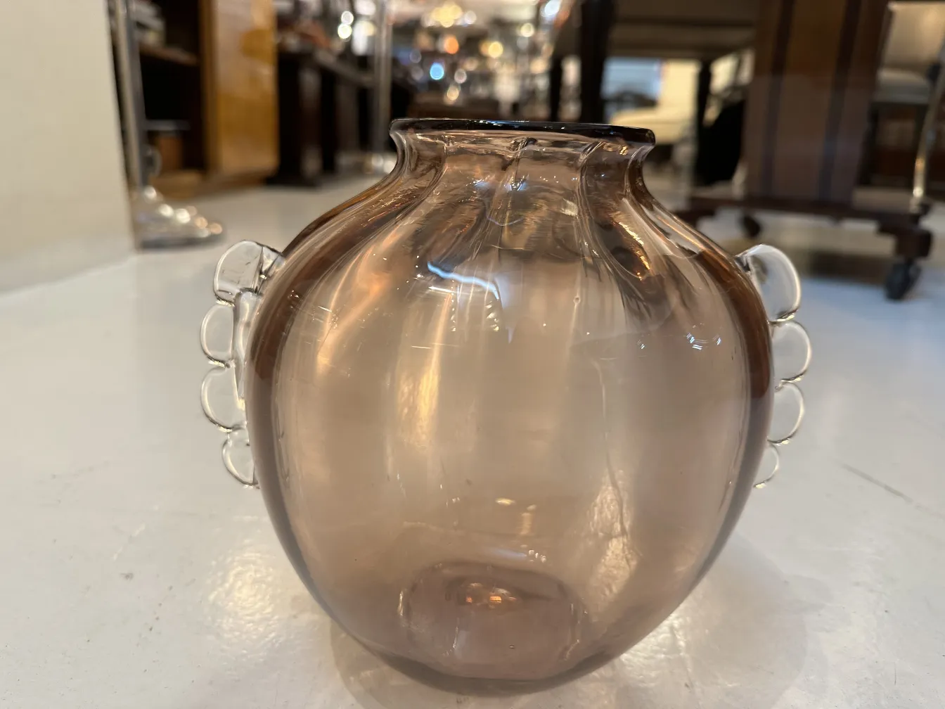 vaso antigo de murano com design redondo e detalhes claros