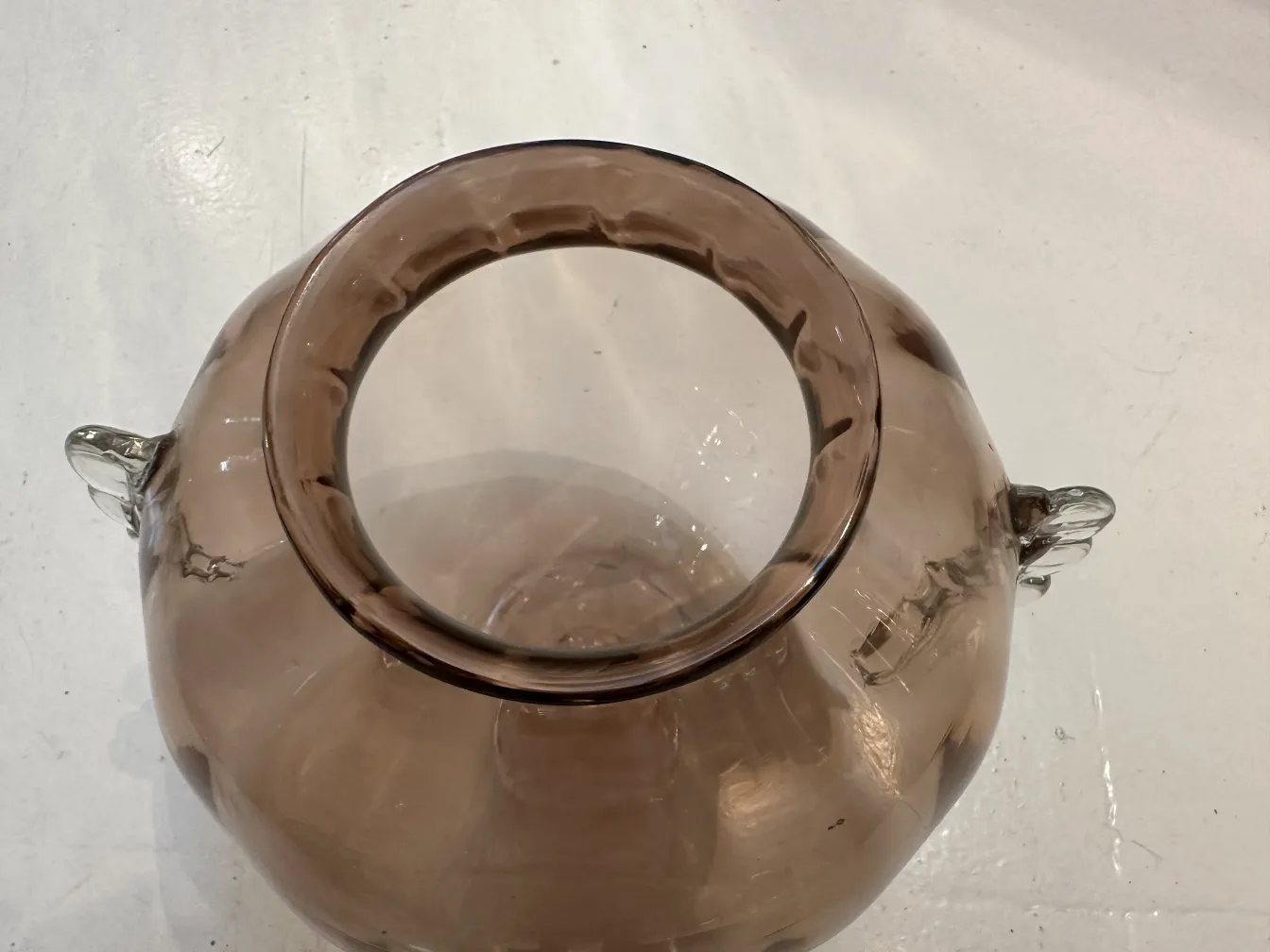 antico vaso di murano con design elegante e manici