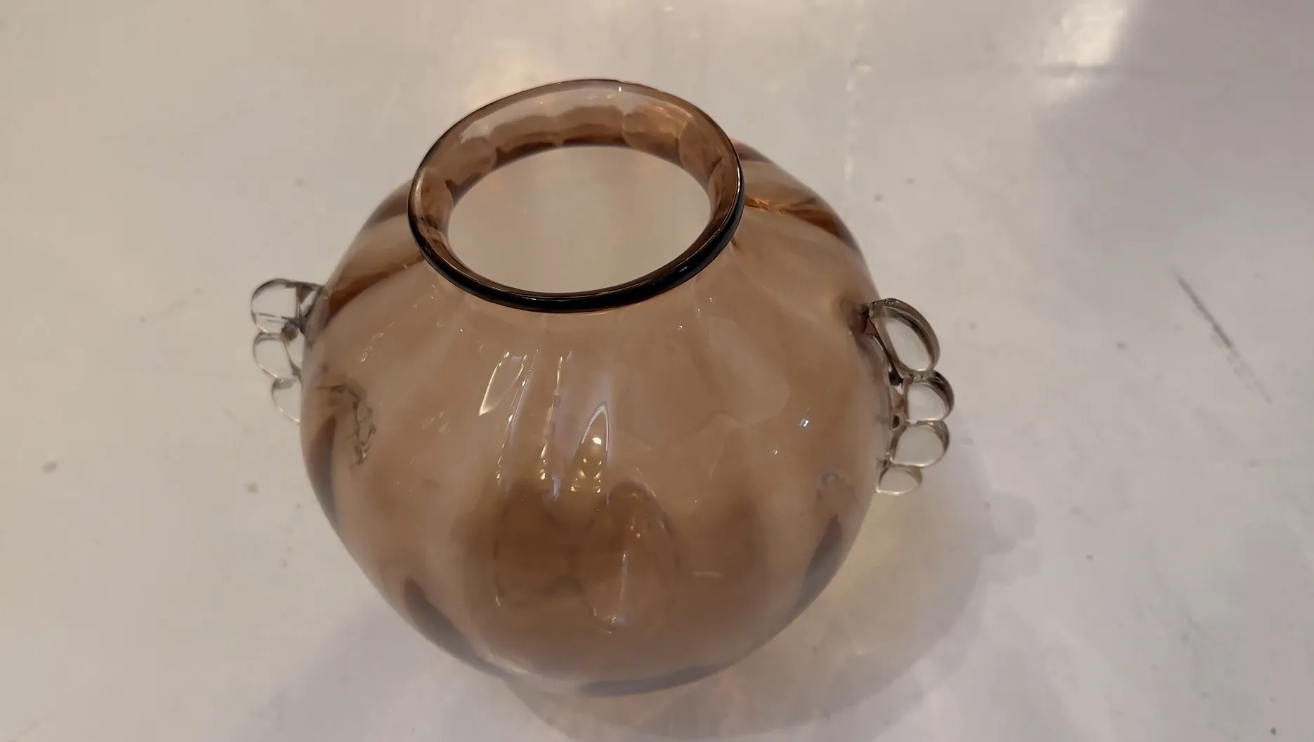 vase di murano in tonalità marroni con decorazione elegante