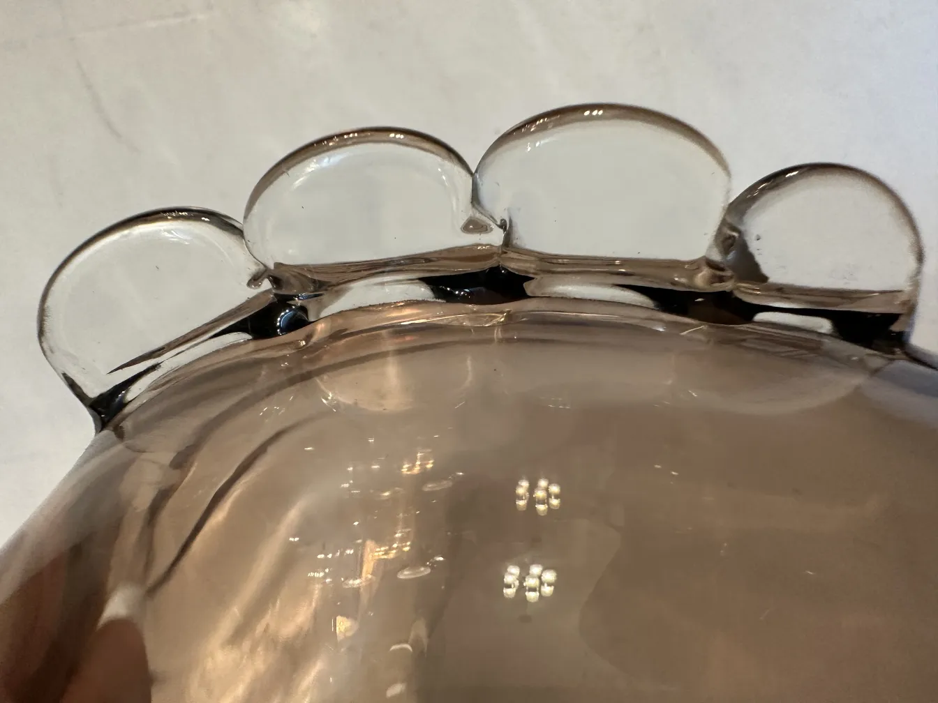 vase ancien de murano avec forme arrondie et détails en haut