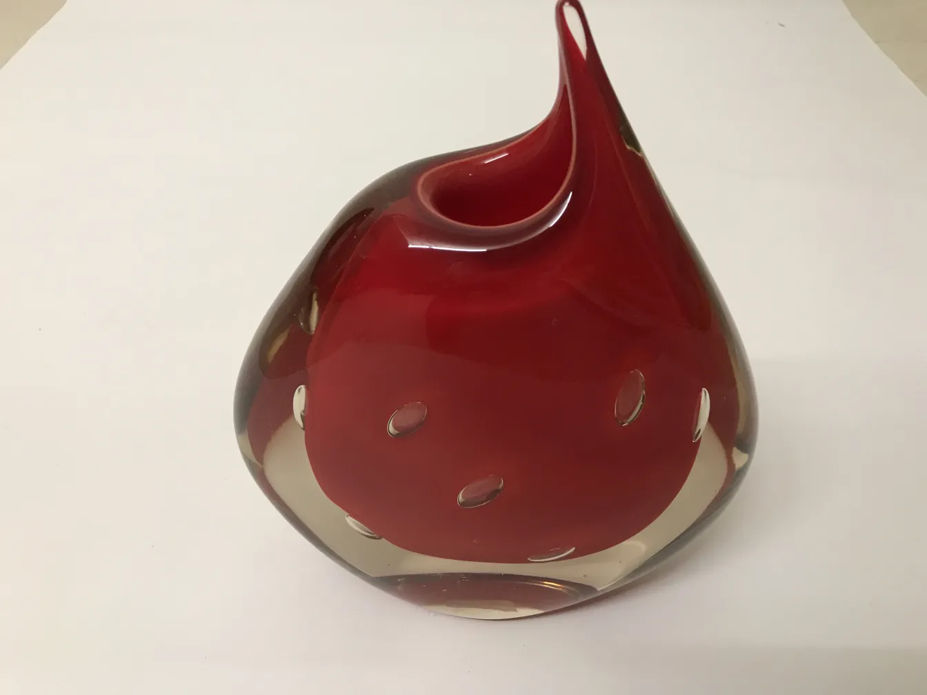 Vase ancien Murano rouge avec un design unique, parfait pour la décoration.