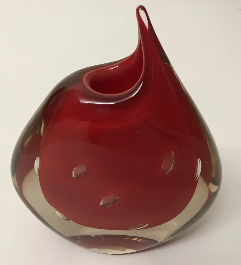 vaso di murano rosso con forma unica e fori decorativi
