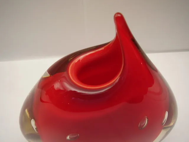 antike Murano-Glasrote mit eleganter Form