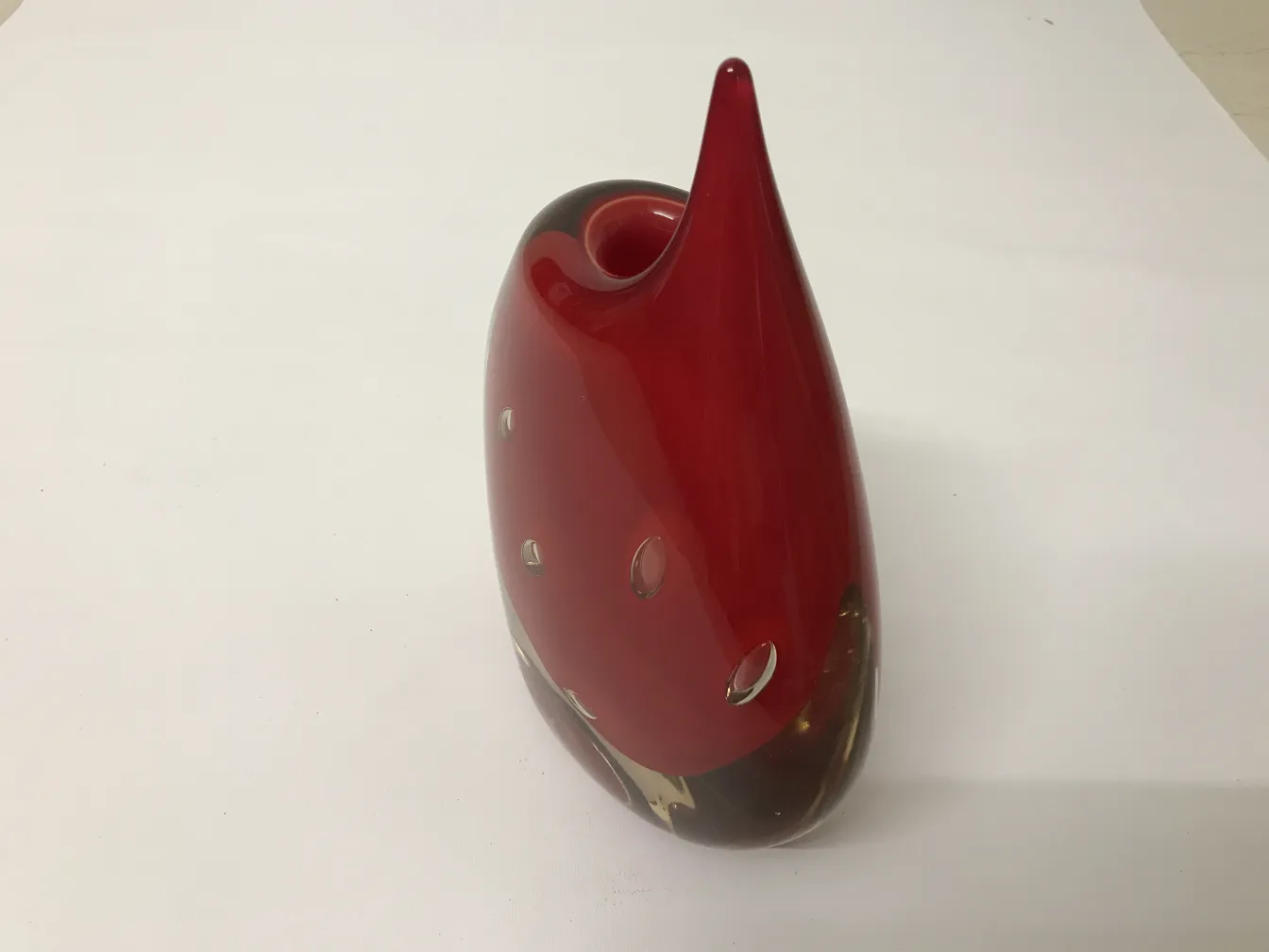 vase antico di murano rosso con forme arrotondate e fori decorativi
