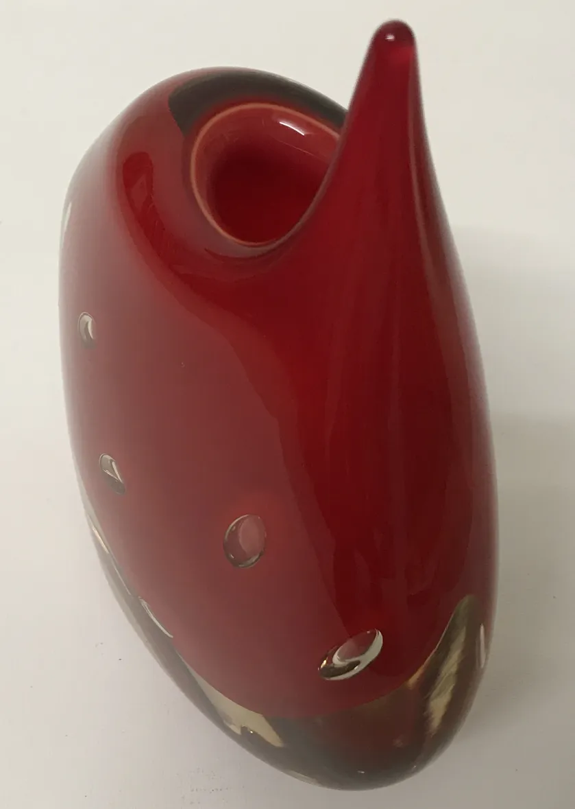 vaso antigo de murano vermelho, com detalhes na superfície