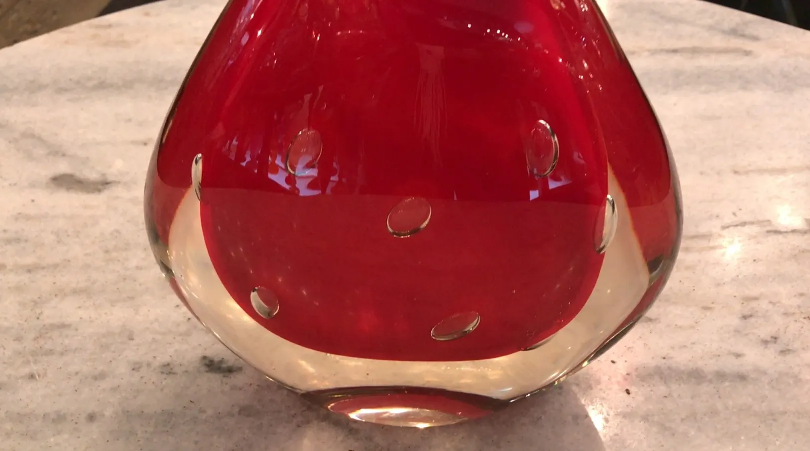 vase ancien murano avec une forme arrondie et des détails