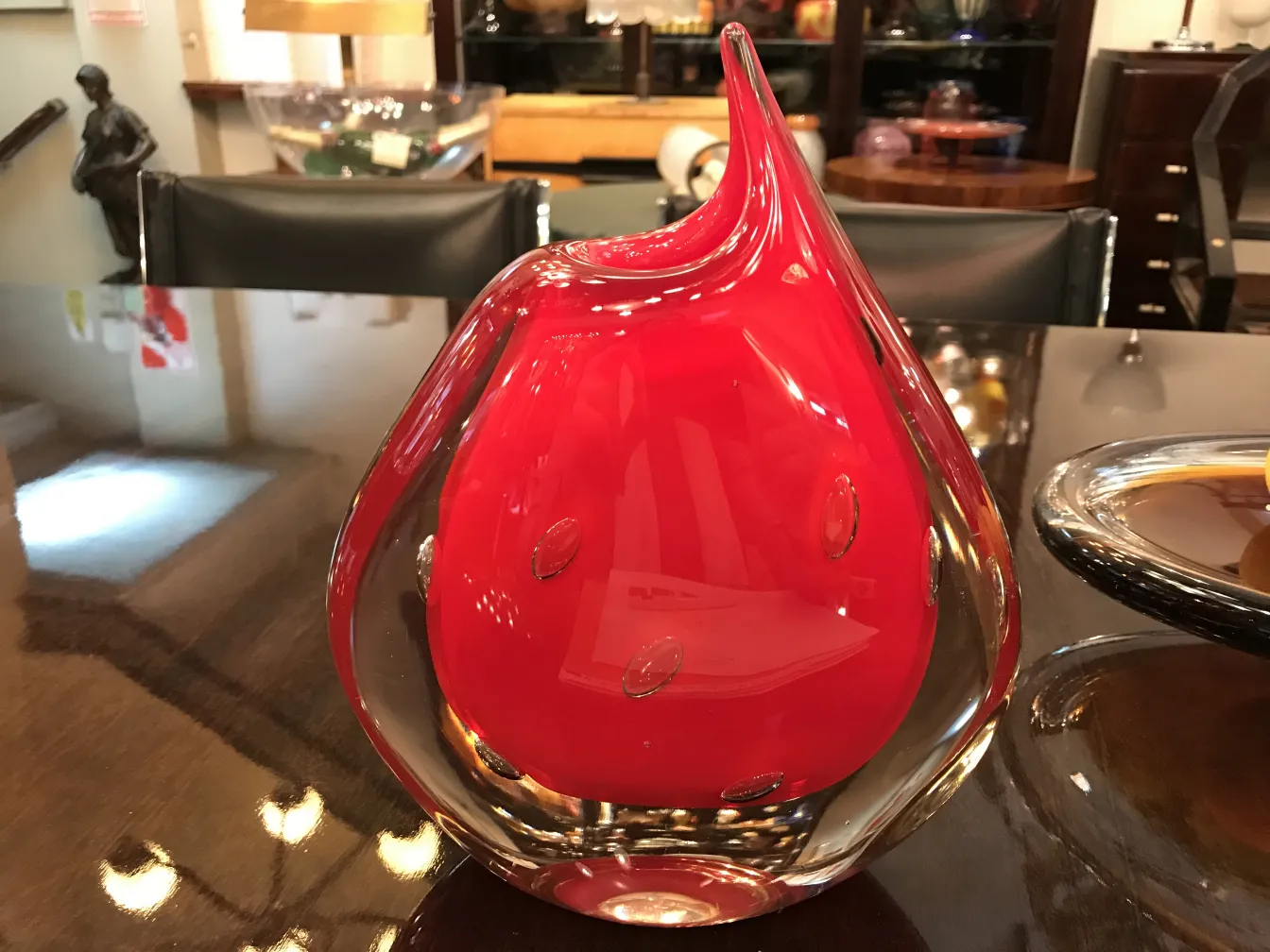 vase di Murano rosso con forme eleganti su sfondo scuro