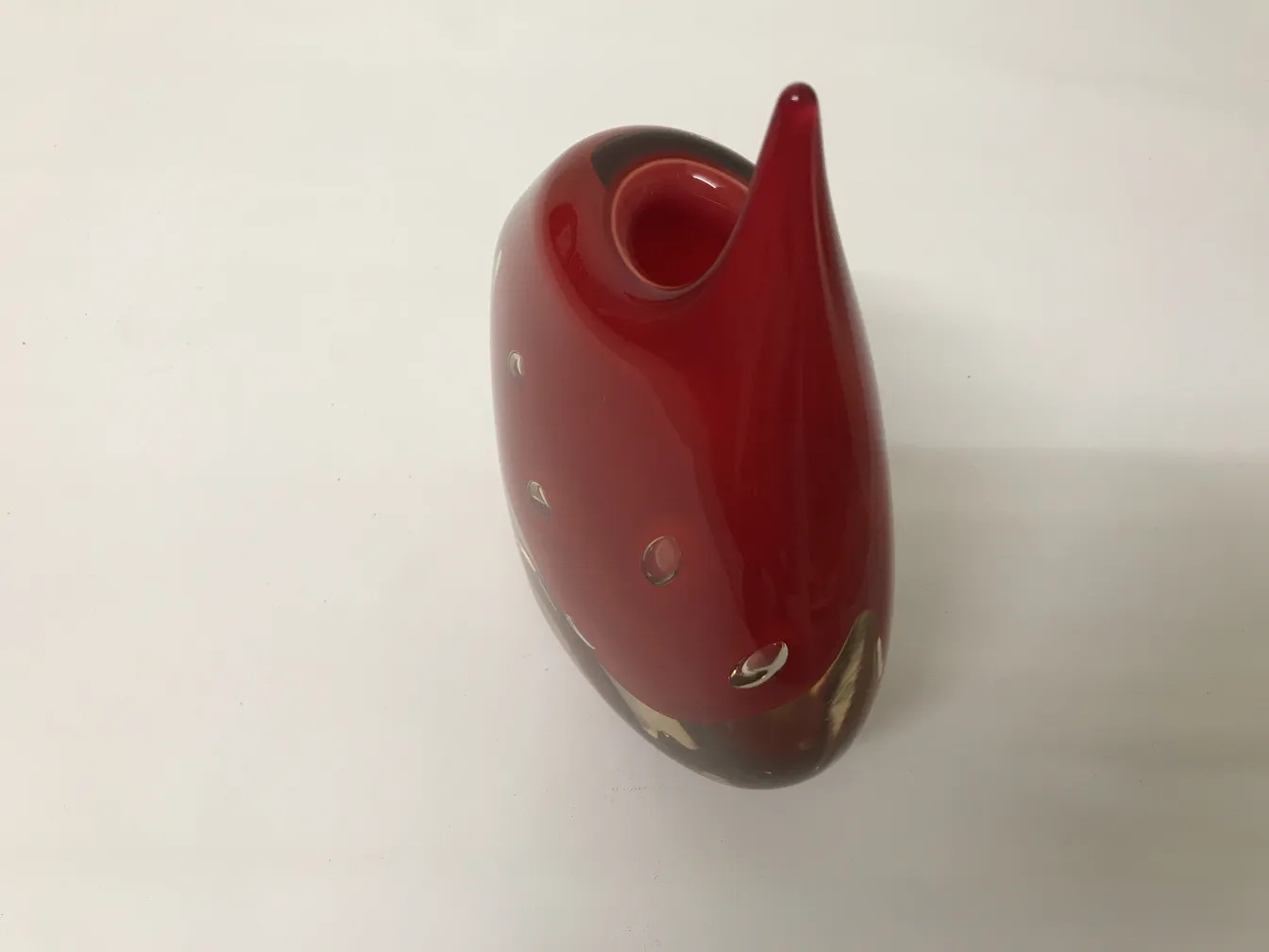 vase antico di Murano in rosso con forma elegante