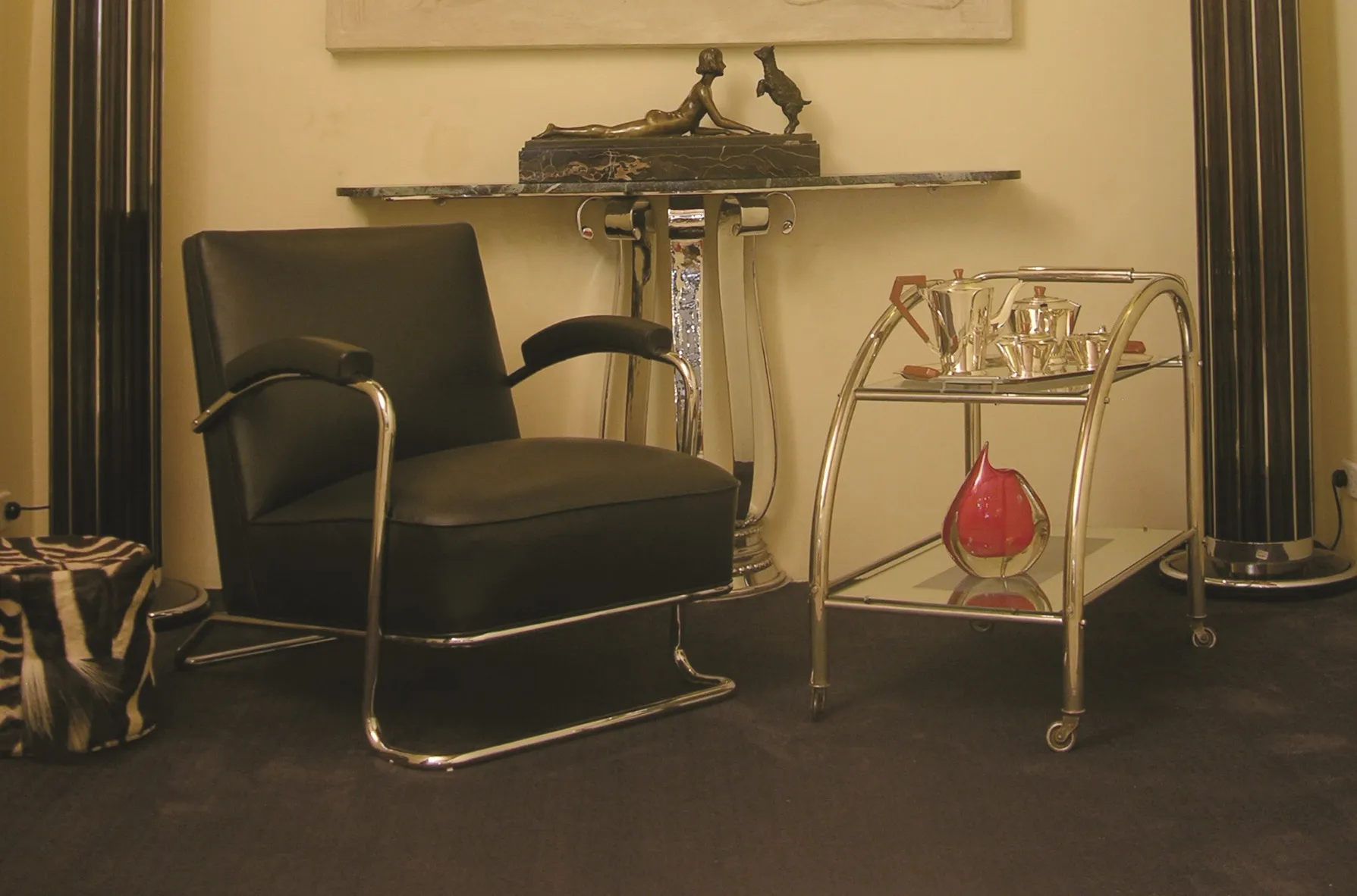 우아한 환경에 있는 고대 무라노 꽃병, 생생한 색상으로