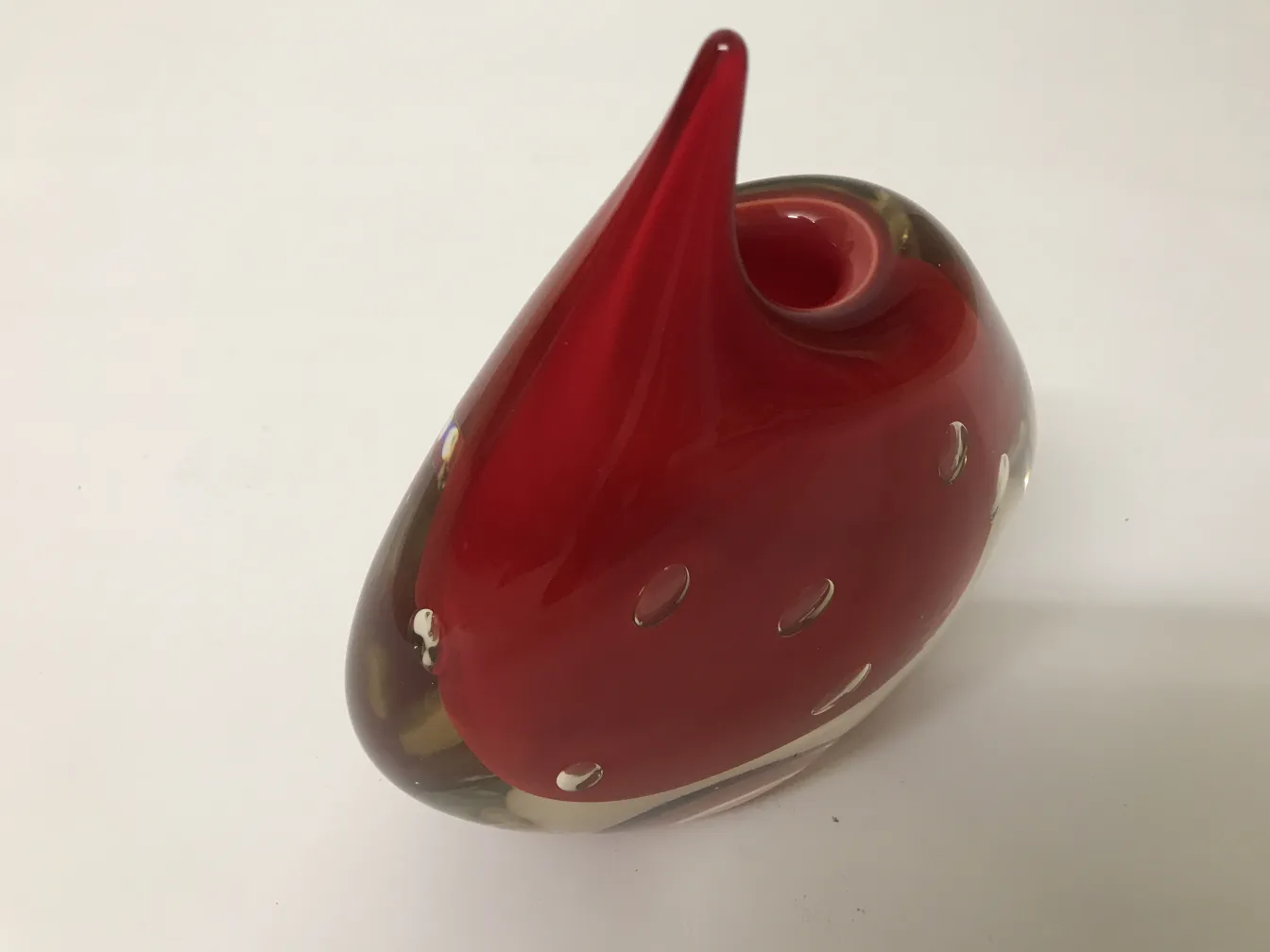 Античная ваза Мурано округлой формы, ярко-красная с деталями.