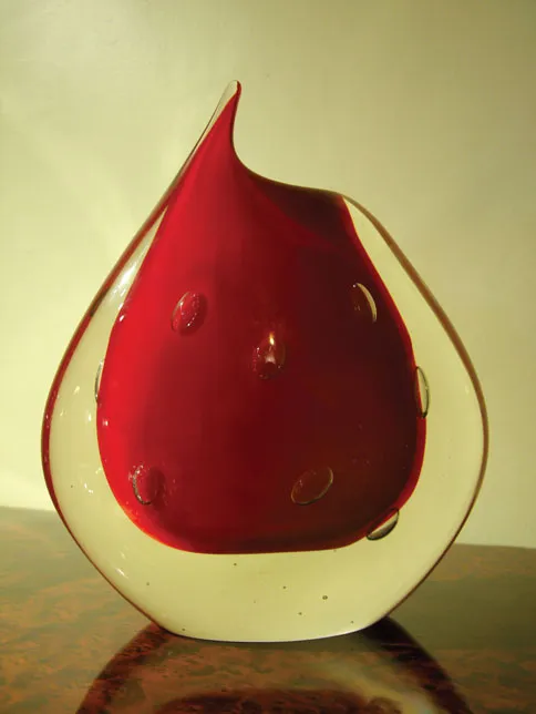 antiker murano-glas in Tropfenform, leuchtend rote Farbe mit dekorativen Blasen auf der Oberfläche