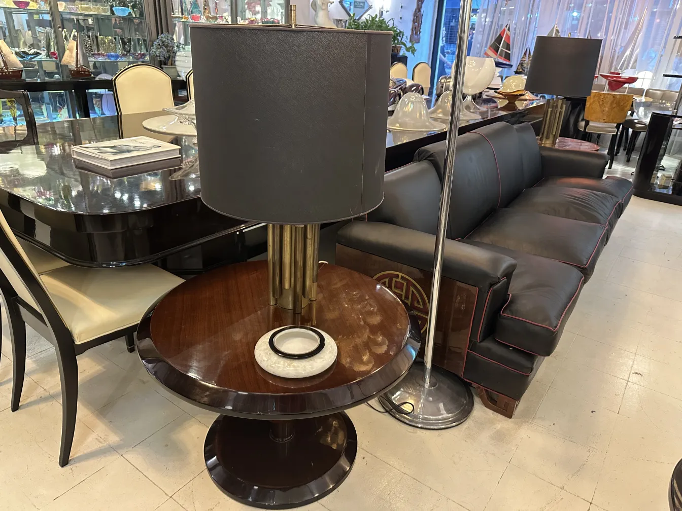 vase murano ancien avec un design élégant, placé dans un décor d'antiquités sur une table en bois