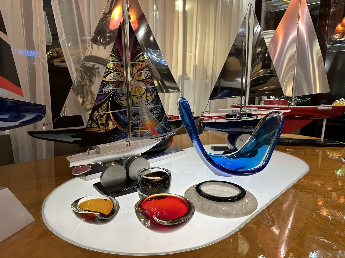 antico vaso di murano con design colorato e forme eleganti in un contesto decorativo