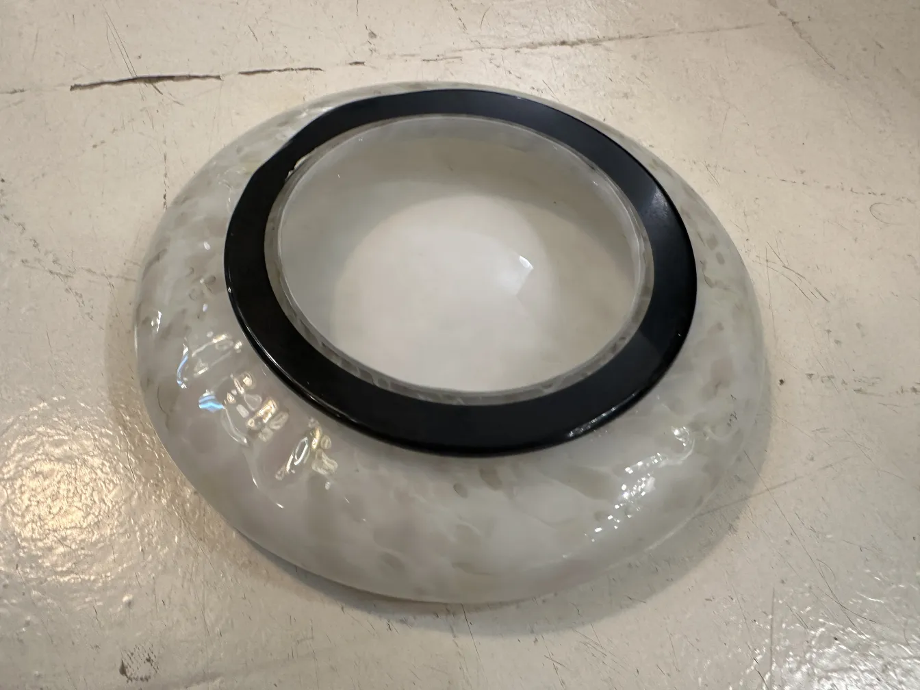 vase murano ancien rond sur une table blanche