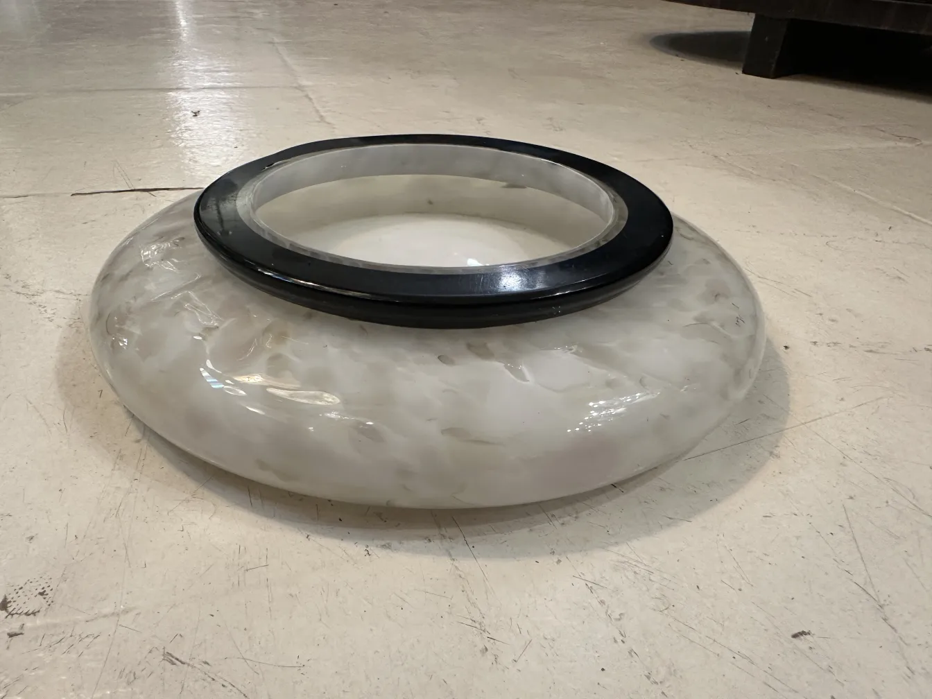 vaso antigo de murano com forma redonda e detalhes sutis