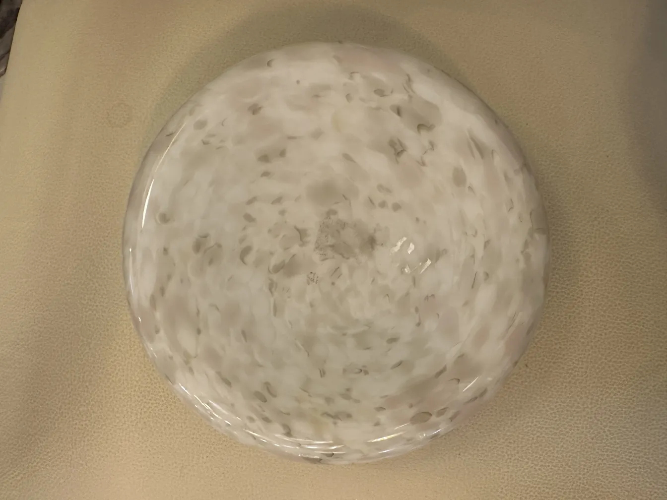 декорированная антикварная ваза мурано с светлым дизайном на нейтральном фоне