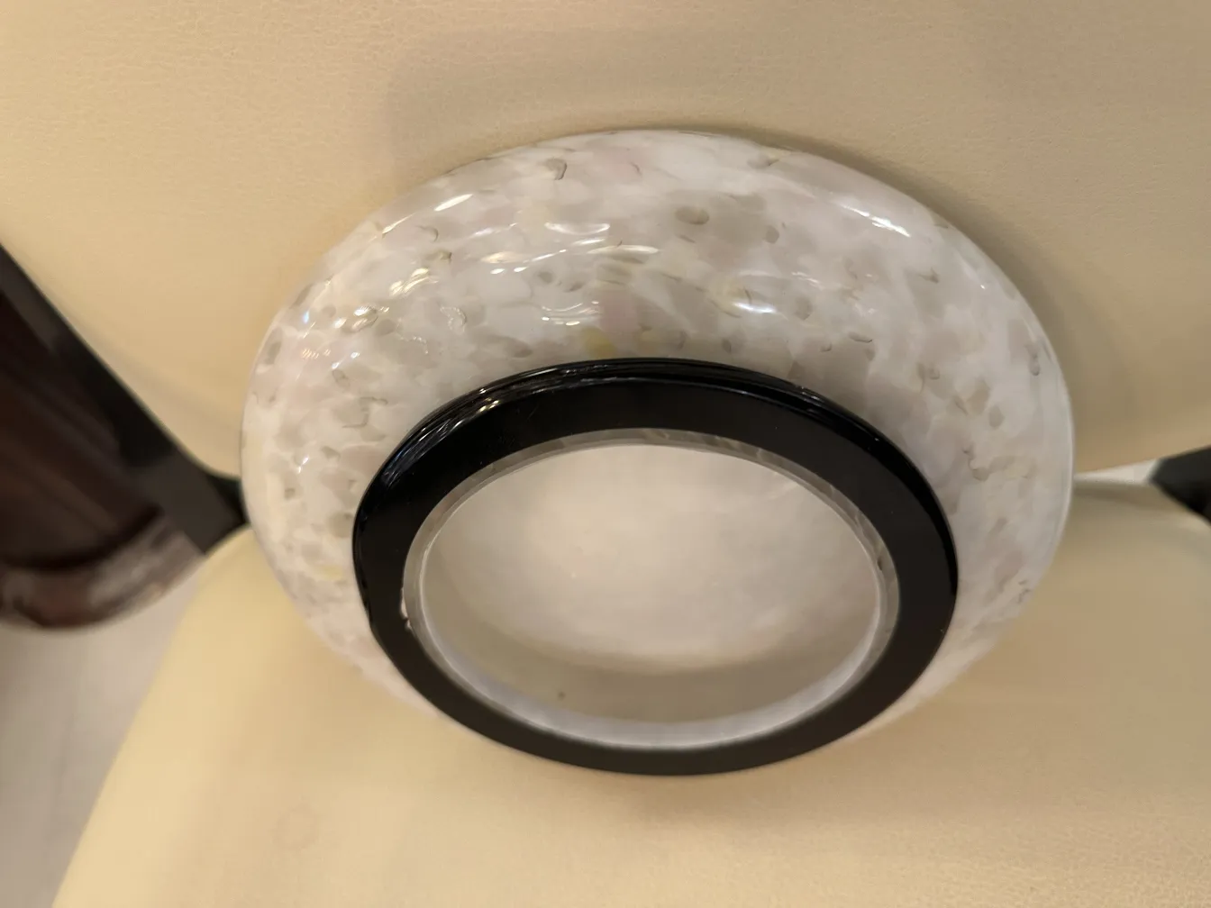 античная ваза Мурано с черной кантовкой и светлым декором, мягкий фон