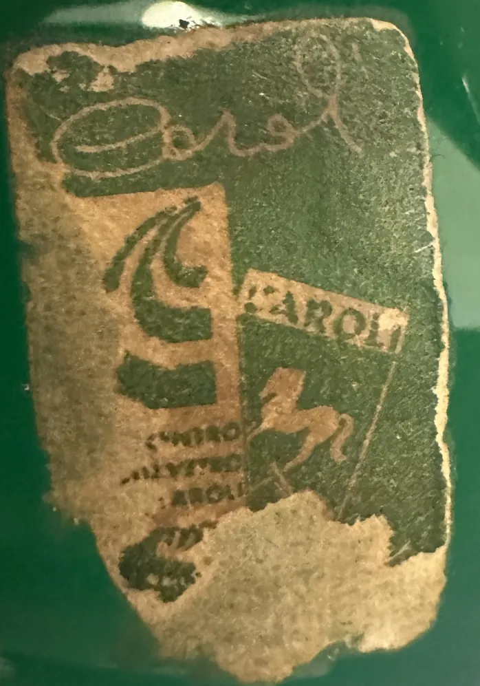 etiqueta antigua con diseño en tonos oscuros y claros