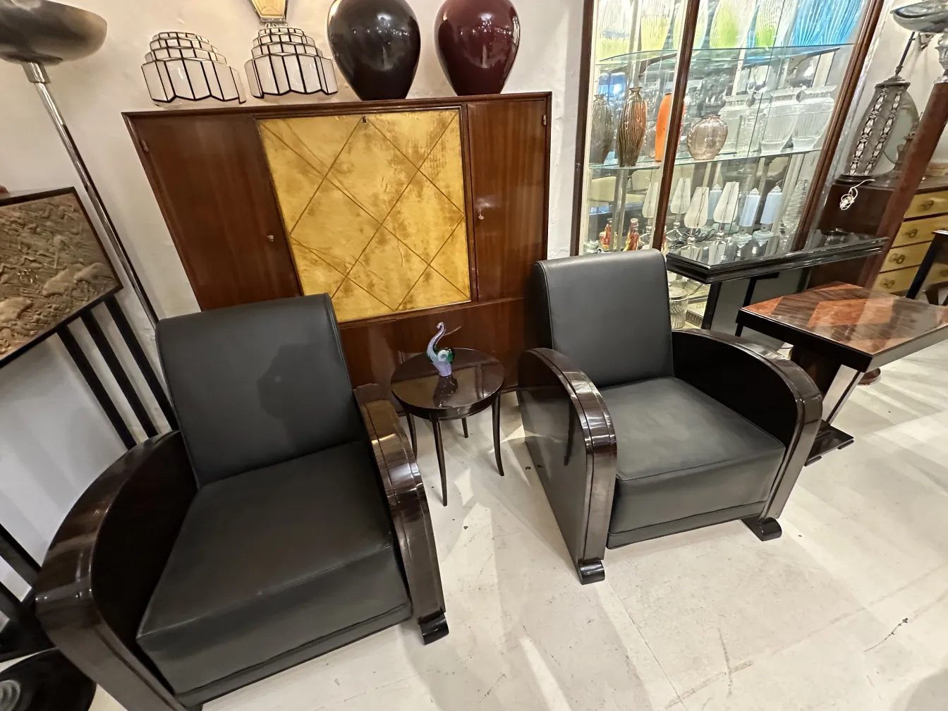 Ancienne sculpture de Murano avec détails colorés en arrière-plan