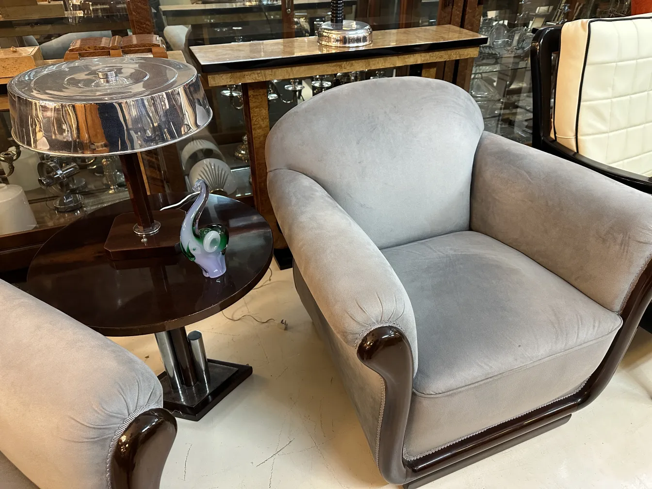 античная скульптура Мурано с яркими цветами на столе