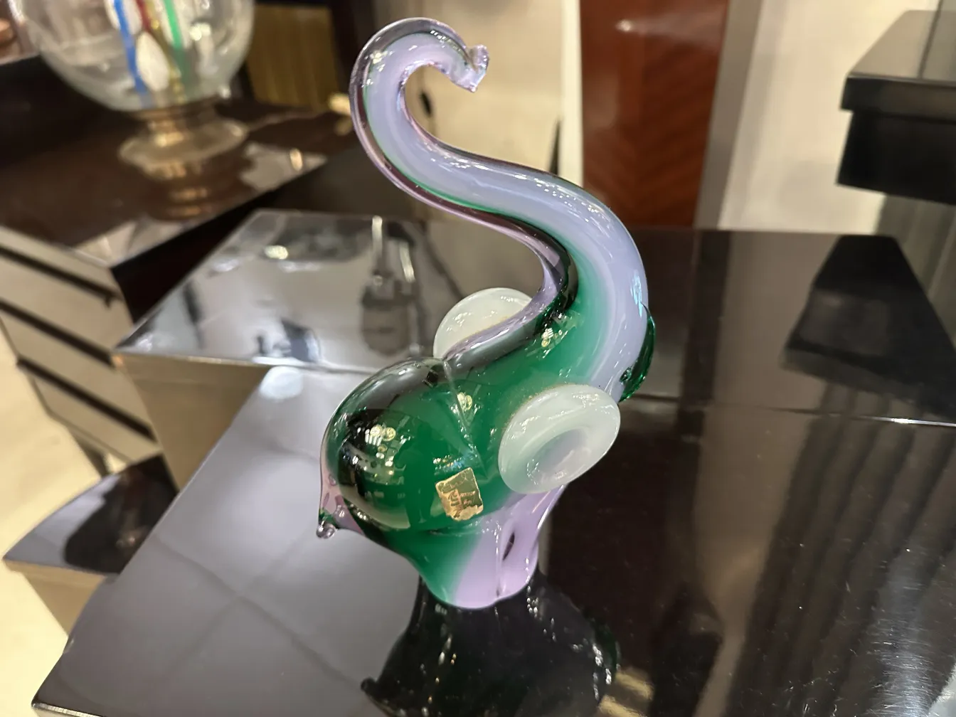 escultura antigua de murano con colores verde y púrpura