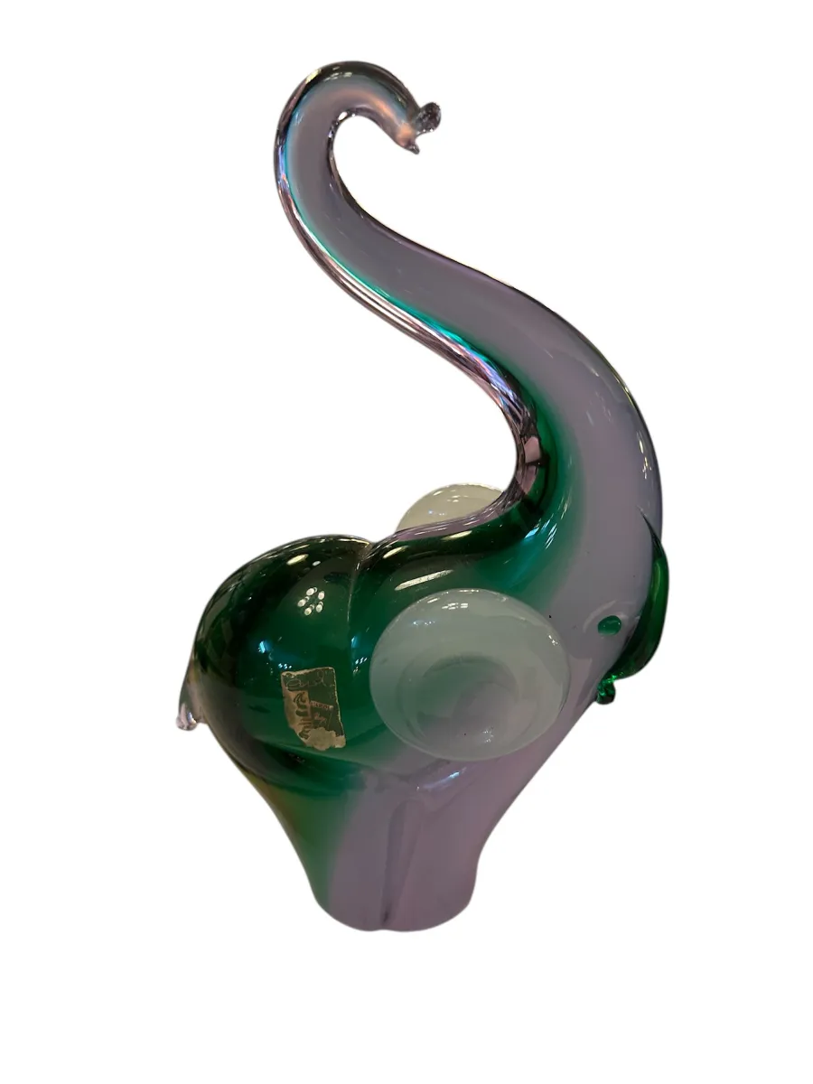 Escultura decorativa de un elefante de Murano en colores verdes y morados