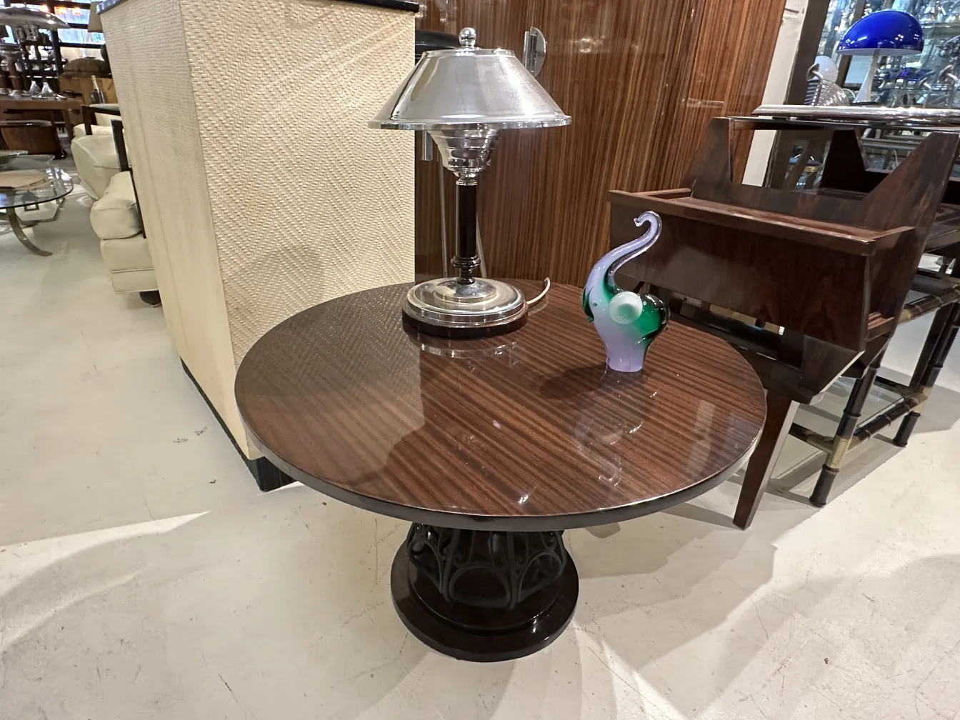 Murano-Skulptur mit eleganten, bunten Formen, die einen Tisch schmückt