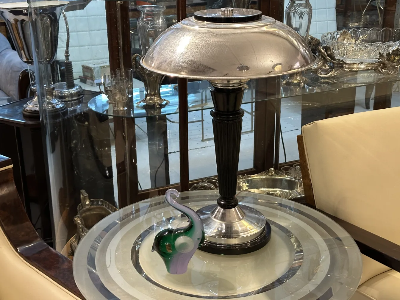 Sculpture de murano antique en forme d'éléphant décoratif sur une table