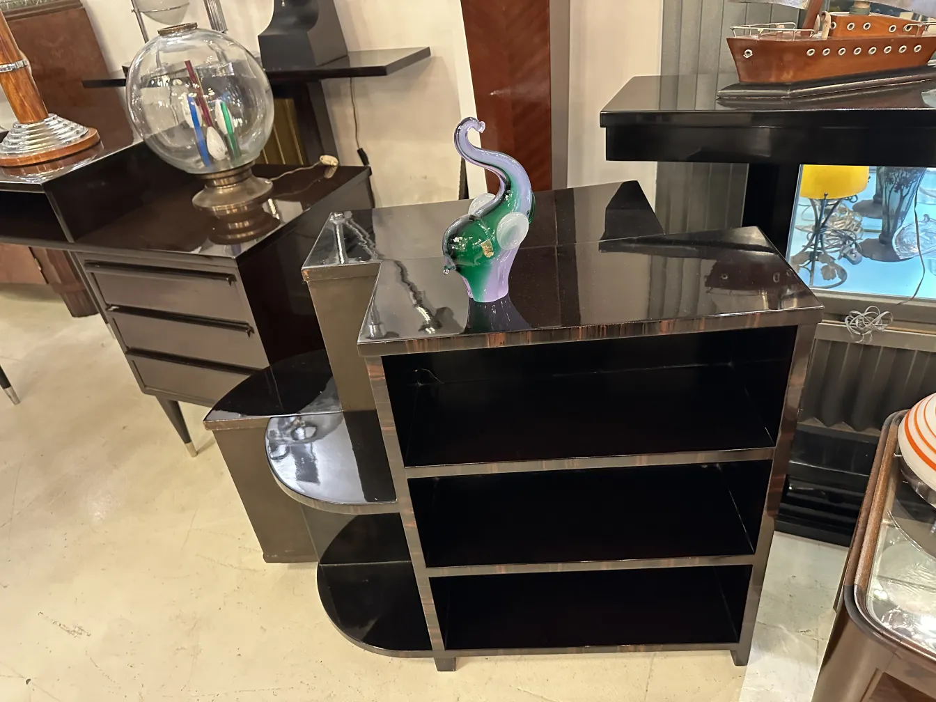 मुरानो मूर्तिकला पुरानी, रंगीन हंस के आकार में काले मेज पर।