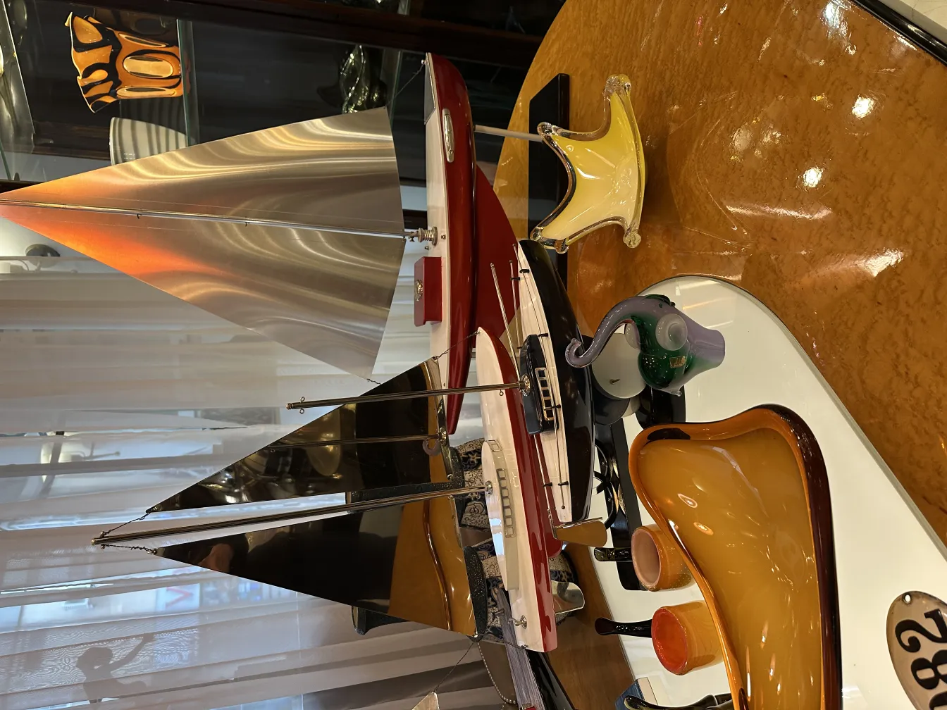 Scultura murano antica con forma nautica e colori vivaci, in ambientazione marina