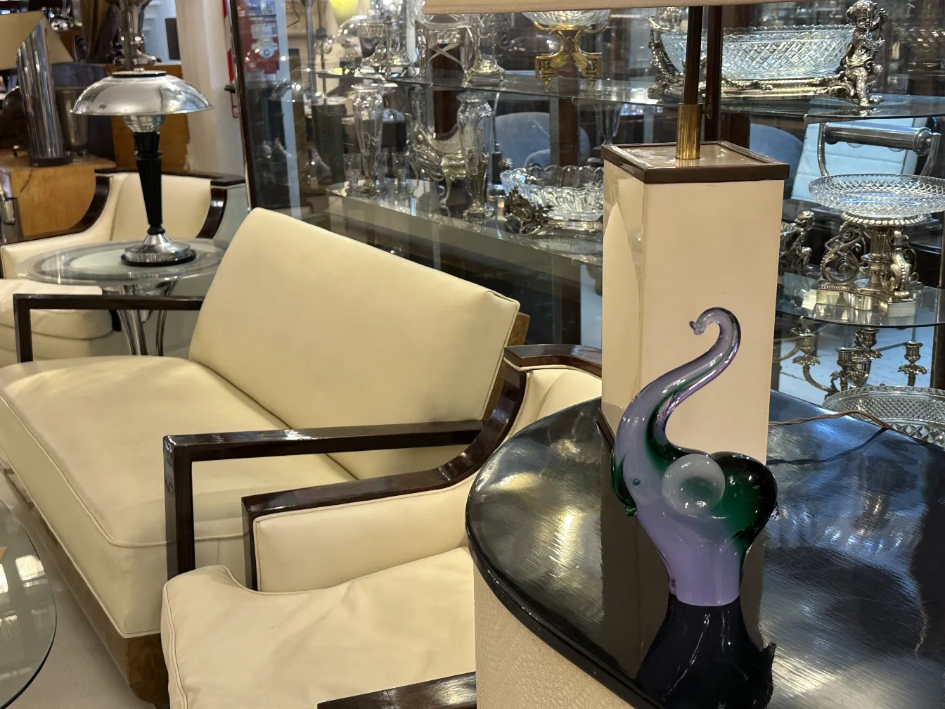 Antiga escultura de murano decorativa com formas elegantes e cores vibrantes em um ambiente clássico.