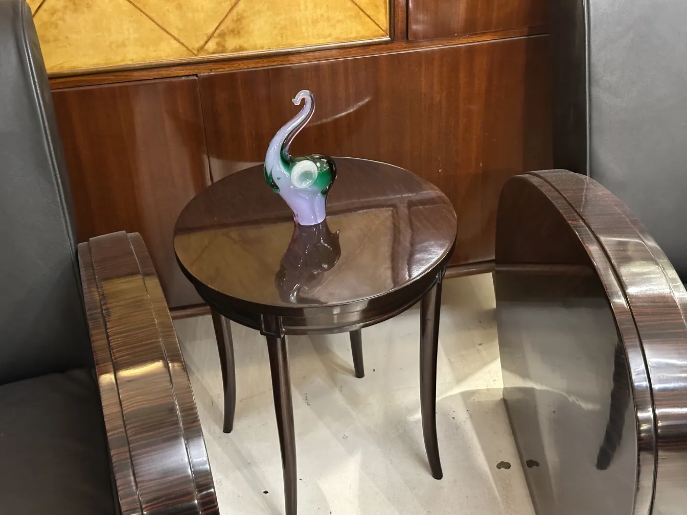 scultura antica di murano su un tavolo decorativo