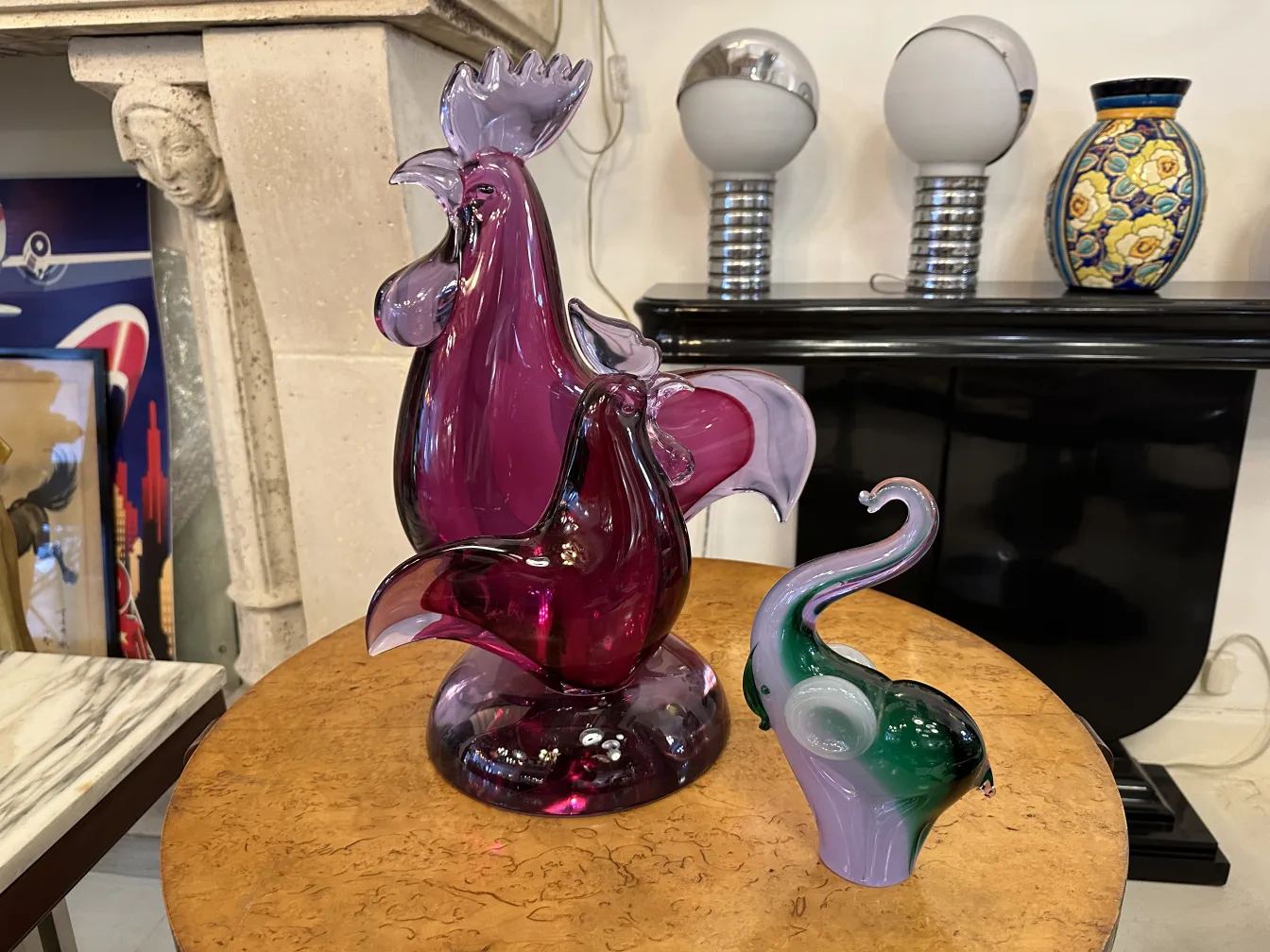 Figura antiga de Murano em cores vibrantes, ambiente acolhedor.