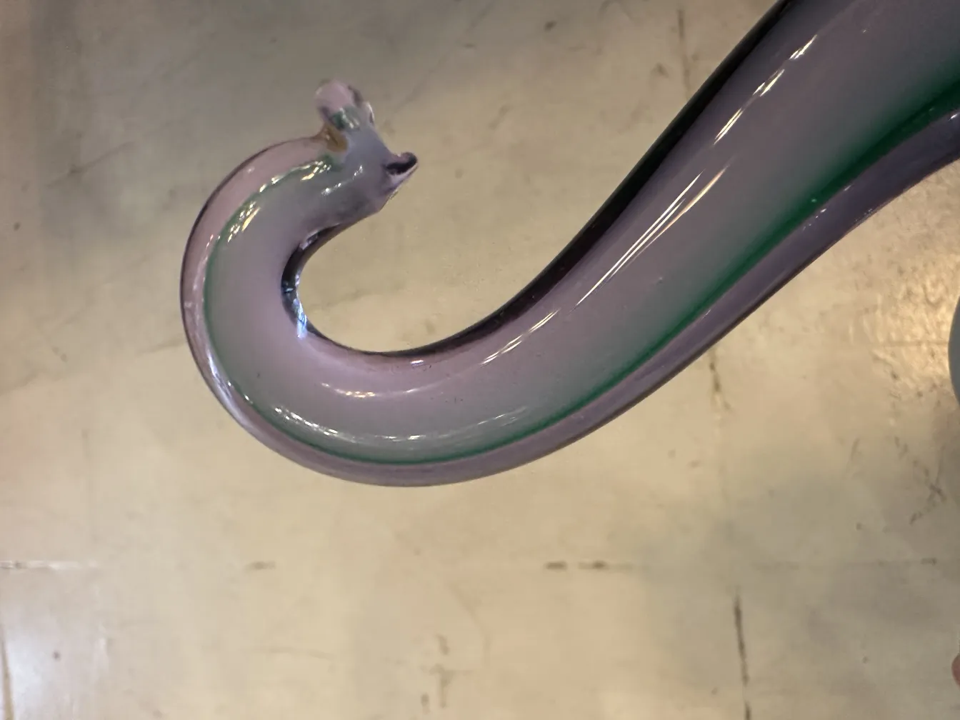 Détails en violet et vert d'une sculpture de Murano ancienne dans un cadre élégant.