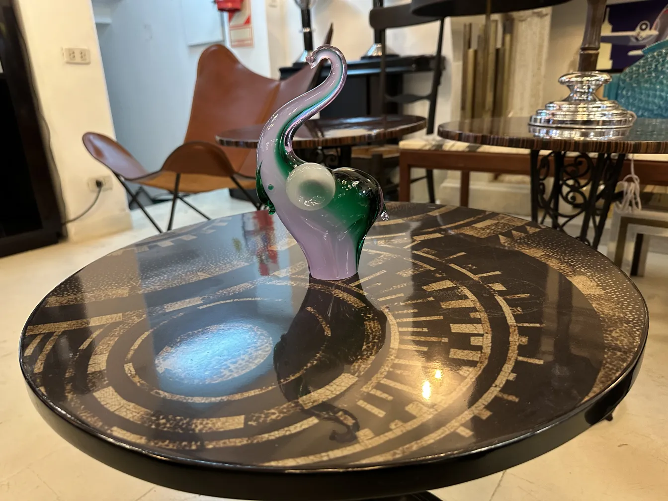 Elegante dekorative Murano-Skulptur auf einem Tisch