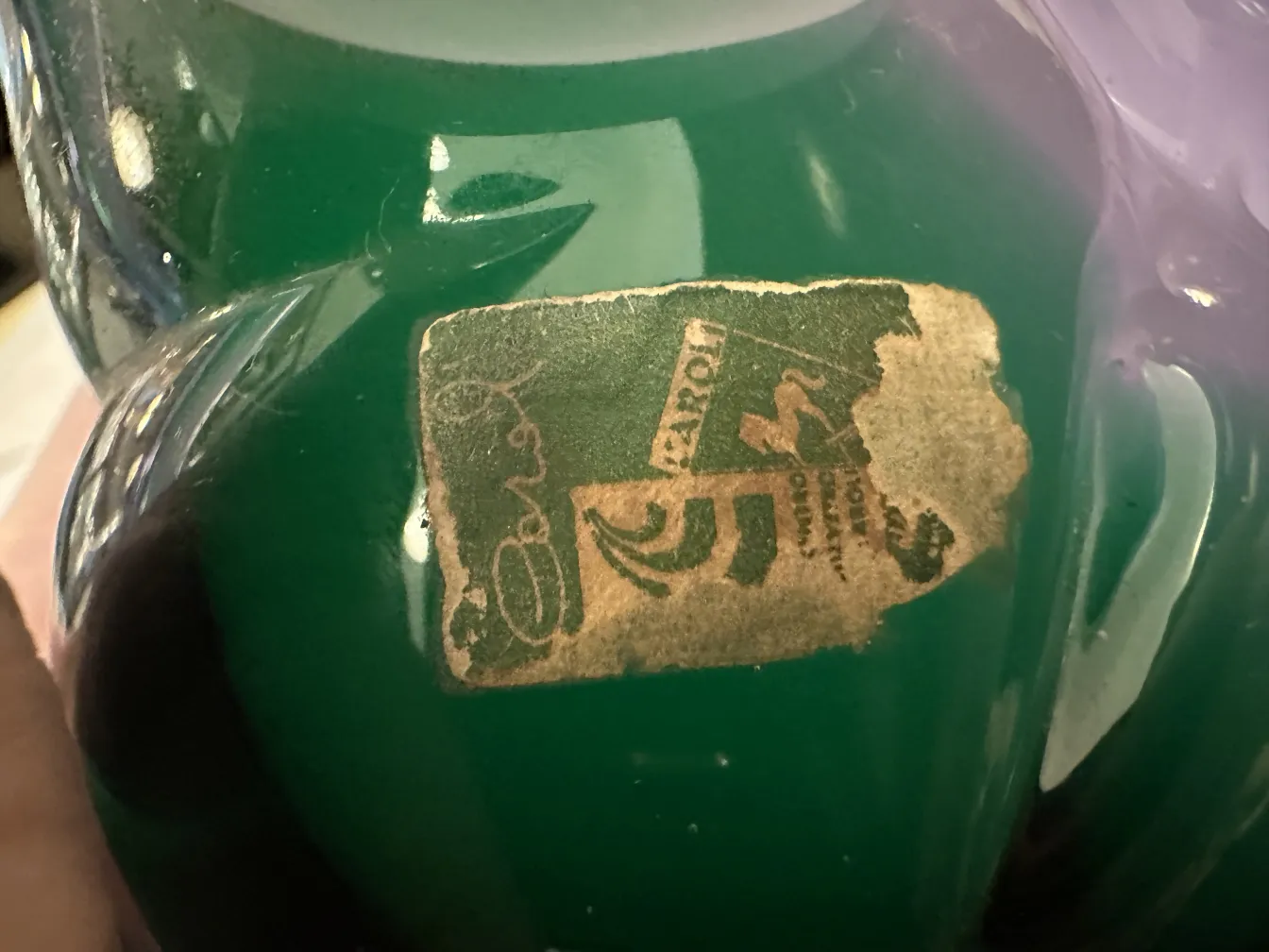 さまざまな色のムラーノ島の彫刻に装飾的な詳細